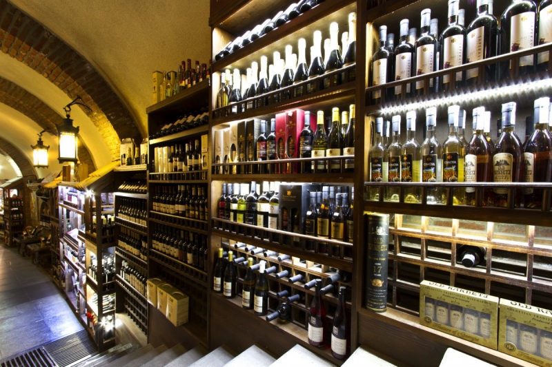 ecommerce-COLLONGUES-min_world_street_travel_shop_canon_georgia_wine_bottles-429767